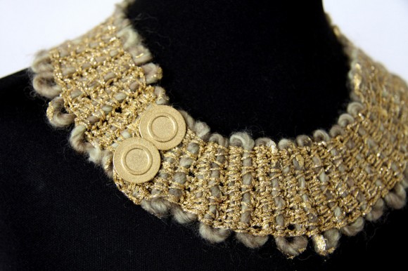 Lisbeth Tolstrup: "Egyptian Necklace", hæklet halskæde i uld, bladguld, lurex og guldknapper. Udstilles nu i Madrid.
