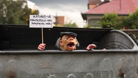 Dukken i Ciprian Mureşans video “I’m Protesting Against Myself” fra 2011 giver udtryk for det ideologiske vakuum i Rumænien efter kommunismens fald – hvad er der tilbage at protestere imod, andet end sig selv? Foto: PR
