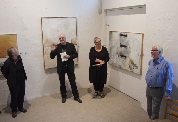 Lars og Lisbeth fortæller om udstillingen – til højre ses Vejle Kunstforenings formand, Leif Carlsen.