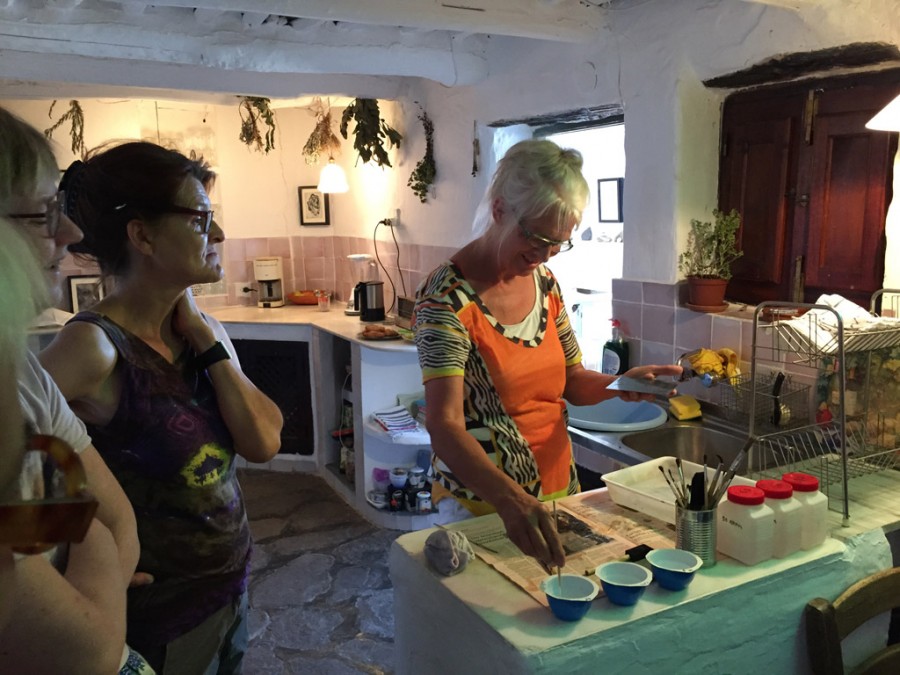 Åse Høhjer demonstrating the spit-bite technique – in the kitchen.