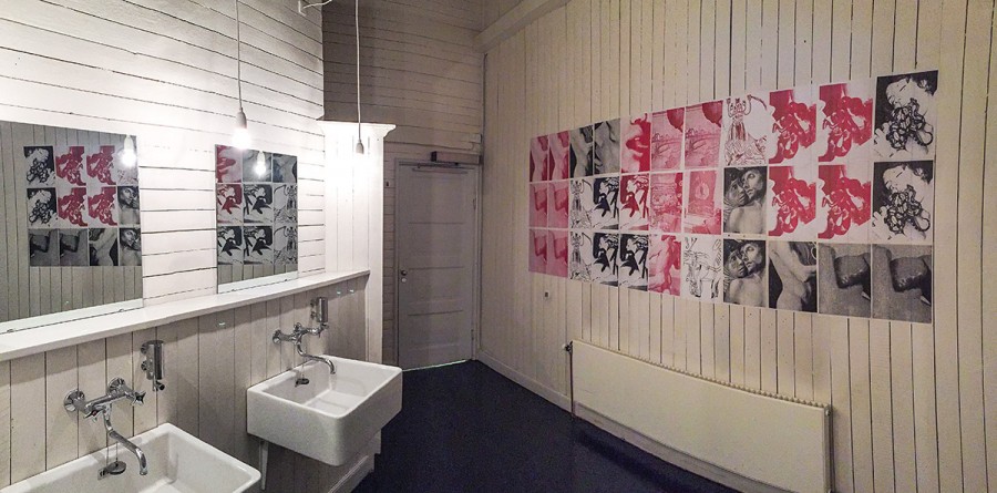 Jaanus Samma fra Estland har inddraget en væg i Den Fries toiletområde til opklæbning af plakater med titlen “Poster Boys” inspireret af danske kunstnerbøger. Foto: Lars Pryds 