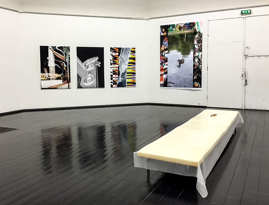 På væggen Absalon Kirkebys inkjetprint fra serien “Park” (2016). Forrest Lea Porsagers værk “Daybeds (#Masturbatory Powertools)” (2015), en installation med to senge, skumgummimadrasser, plastic og en egetræsskulptur. Foto: Lars Pryds