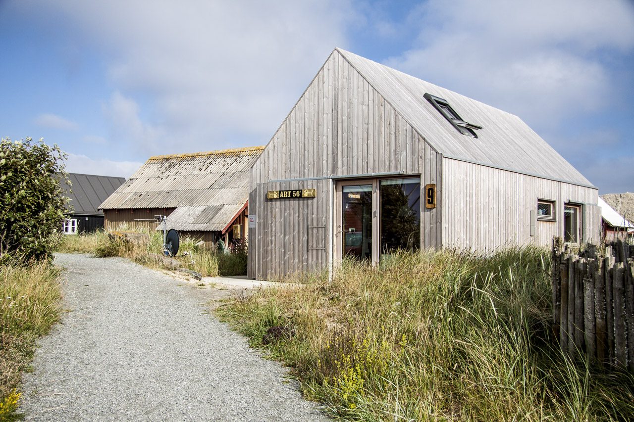 Lars Pryds bebor Kunstnerboligen ART 56 i Hvide Sande i perioden 30. juni - 14. juli 2017. Adressen er “Æ Gammel Havn 9”, og der er åbent hus fra søndag til torsdag kl. 12-16. Foto: Lars Pryds